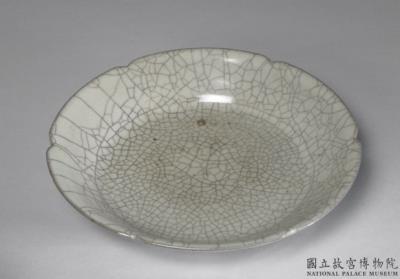 图片[2]-Dish with hibiscus-shaped rim in celadon glaze, Ge ware, Southern Song to Yuan dynasty-China Archive